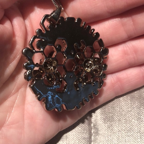 BEE HoneyComb Pendant Necklace NWOTS - Picture 10 of 12